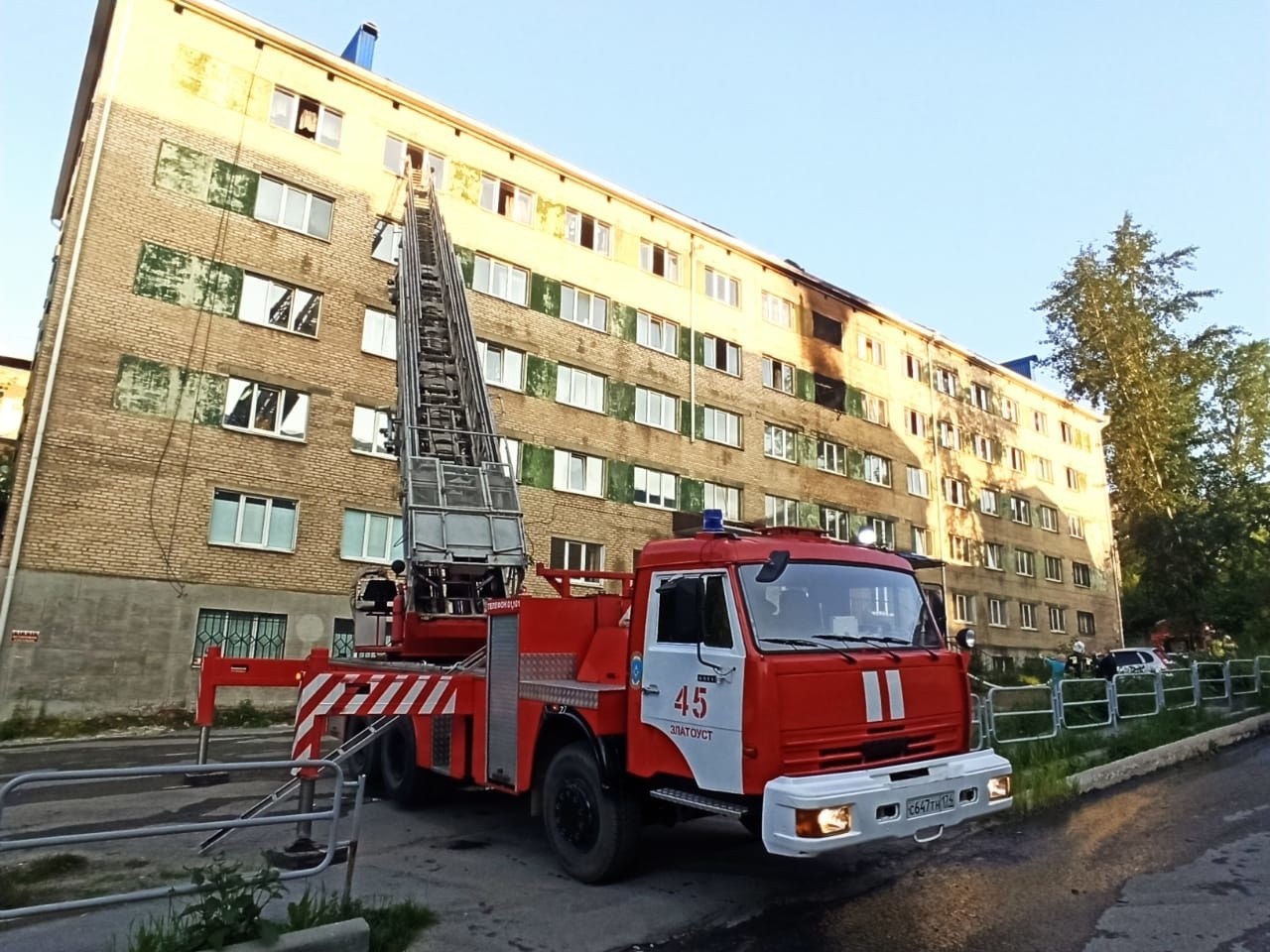 Горит общежитие. Пятиэтажки. Пожар в Златоусте. Златоуст пожар в общежитии.