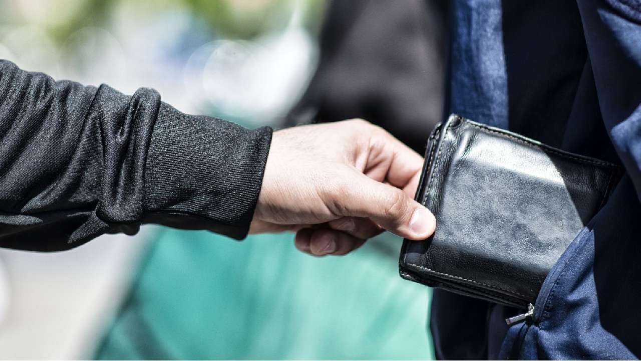 Steal wallet. Когелекиз кармана. Карманник. Steal wallet. Кража.