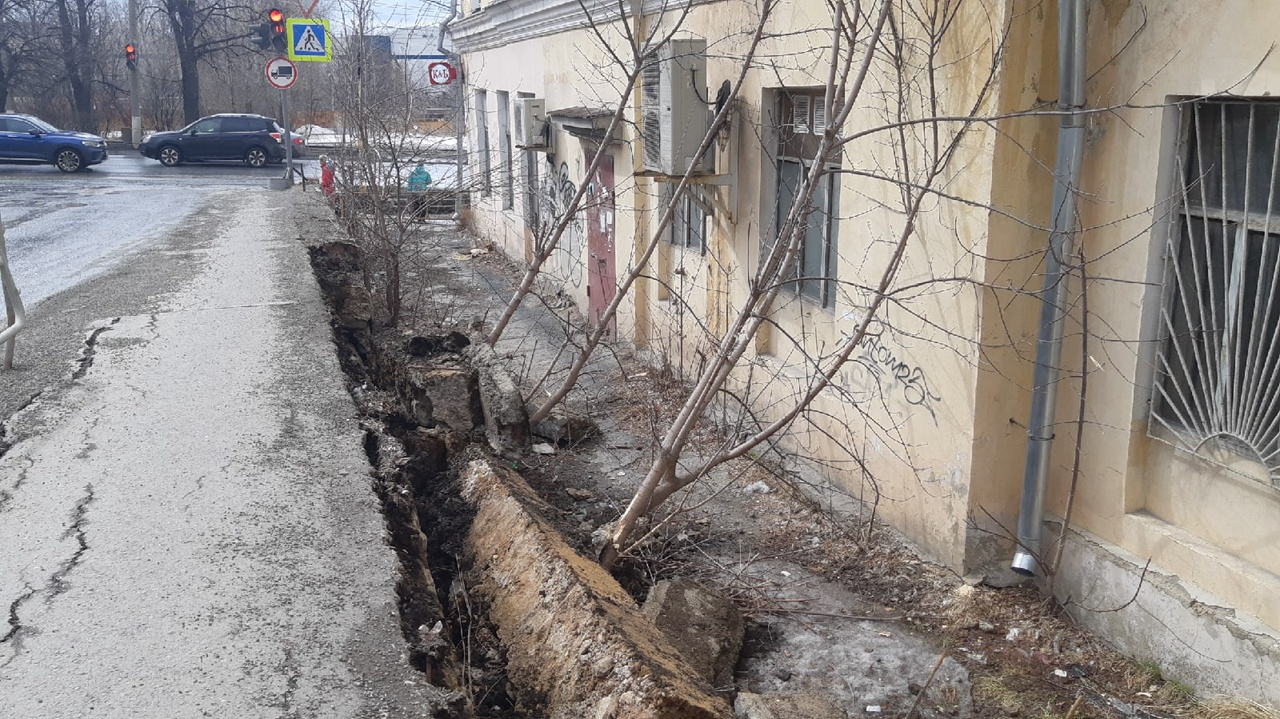 Упала стена. Подпорная стена на Луговой. Обвалившаяся стена. Обрушение стены на Булаке.