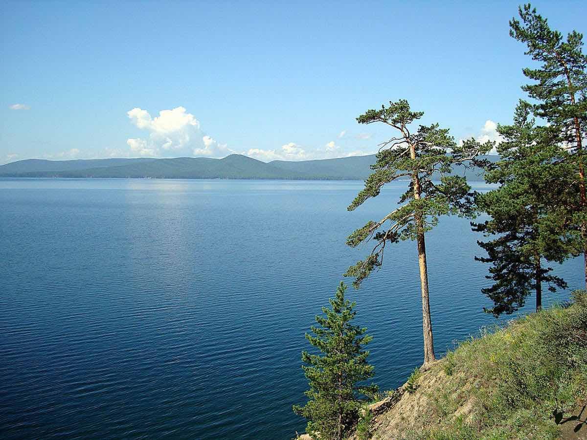 Озеро большое чистое. Озеро Тургояк. Челябинск озеро Тургояк. Гора лысая Тургояк. Остров веры Тургояк.