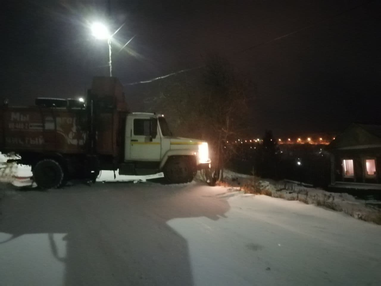 С доставкой: в Златоусте мусоровоз едва не въехал в дом