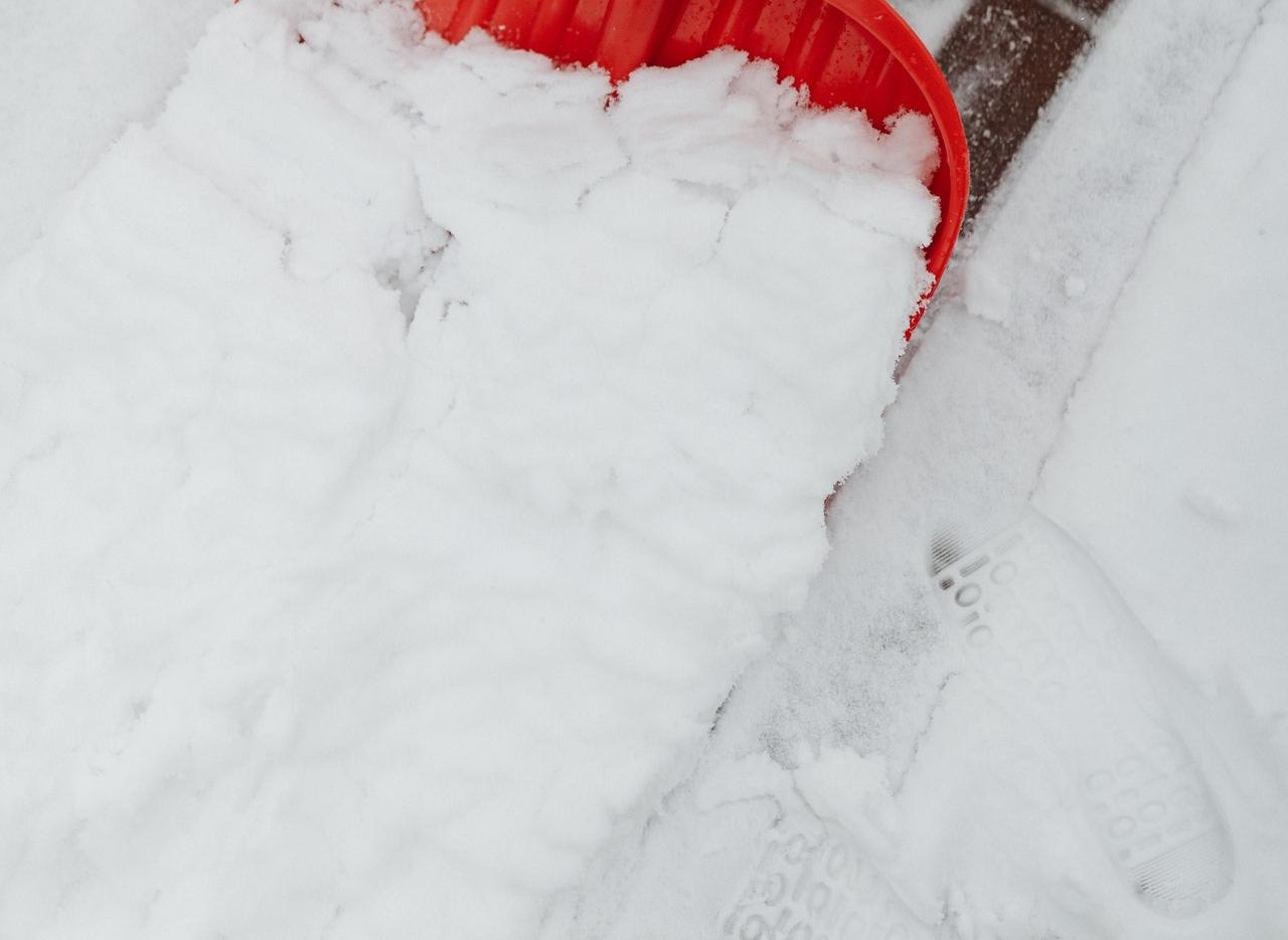 Уберите сугробы: жители Златоуста не могут пройти по заваленным снегом тротуарам