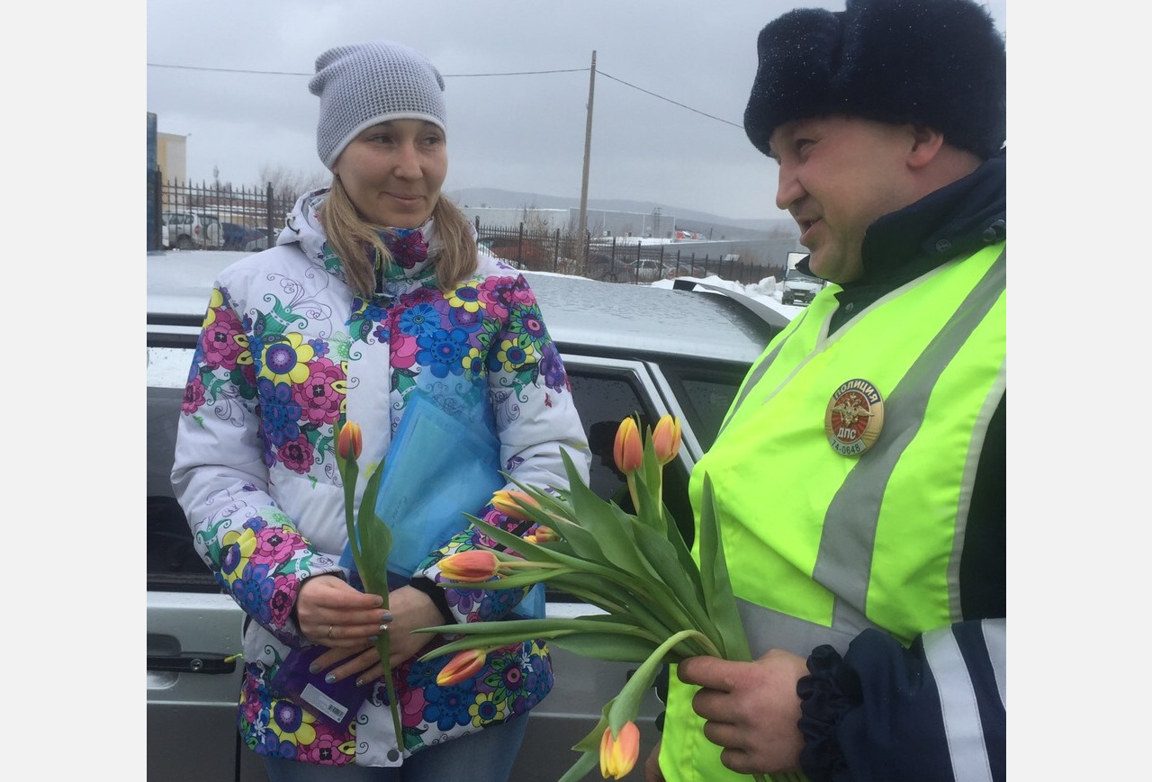 Цветы вместо жезла: в Златоусте поздравили женщин-водителей