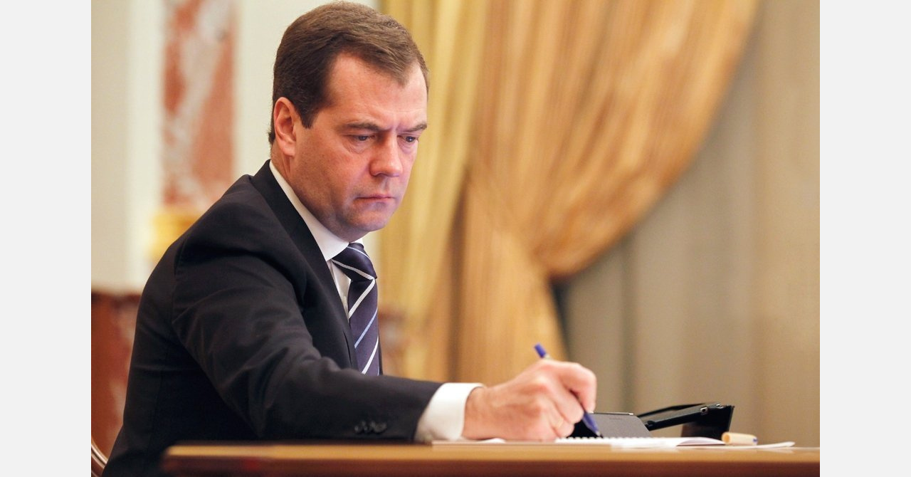 Работать по 8 часов не обязательно: Дмитрий Медведев поручил отменить советские законы