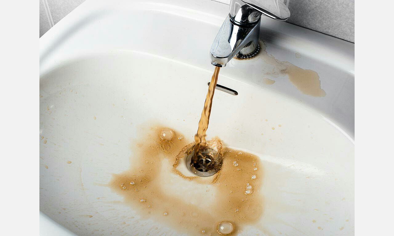 Денежка капает: как жители Златоуста решают проблему «жёлтой» воды