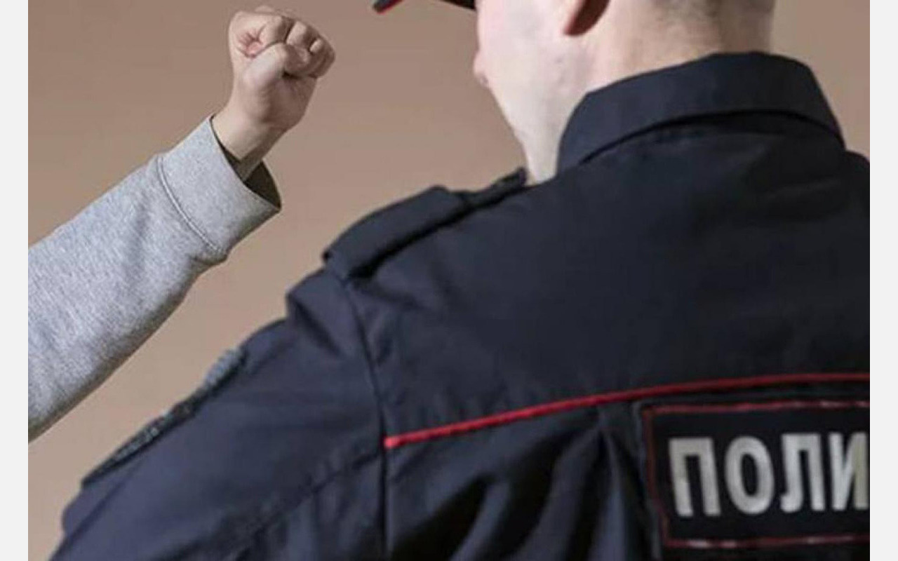 «Снимай форму и дерись!»: в Златоусте арестант напал на полицейского