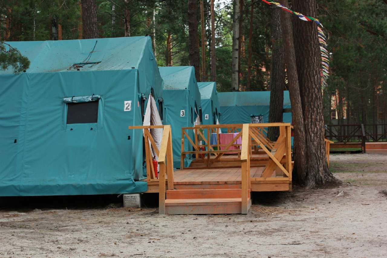 Душ и холодильник: в России хотят пересмотреть требования к палаточным лагерям