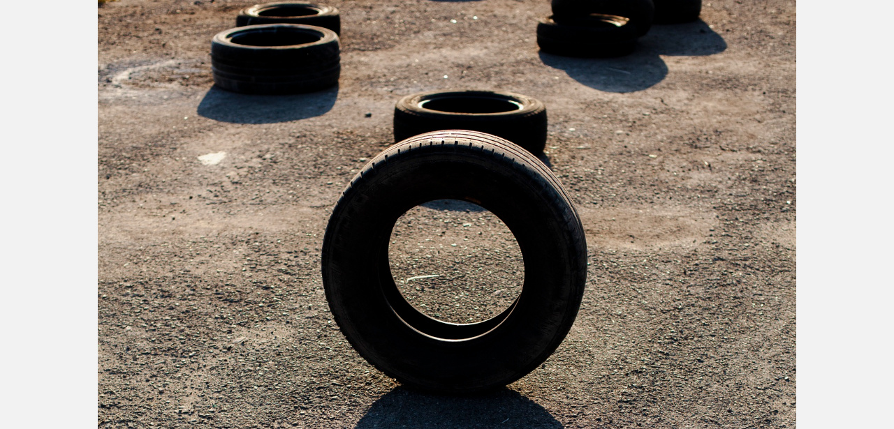 На контейнерных площадках Златоуста появляются старые покрышки