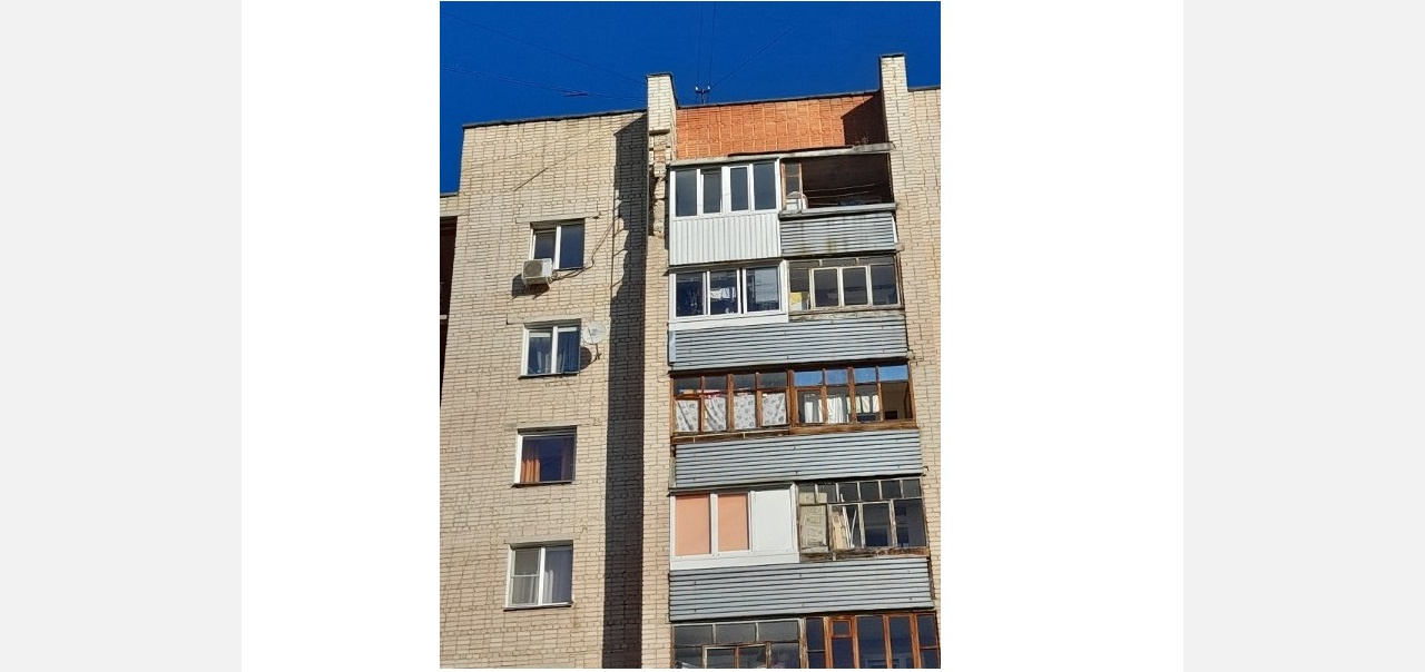 Сами виноваты: в Златоусте коммунальщики определили причину обрушения части фасада