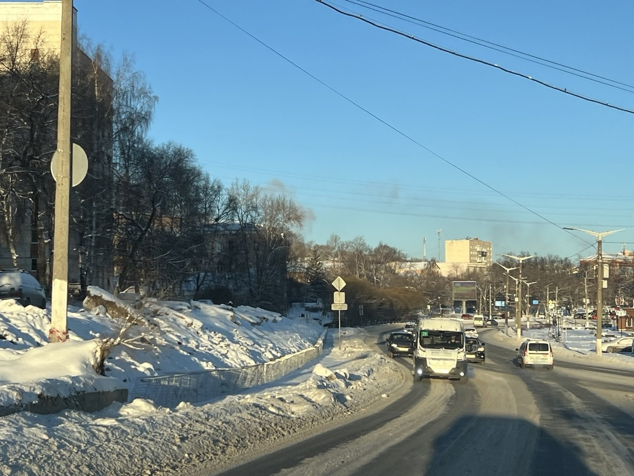 Златоустовцы назвали недостроенную стену «свалкой в центре города»