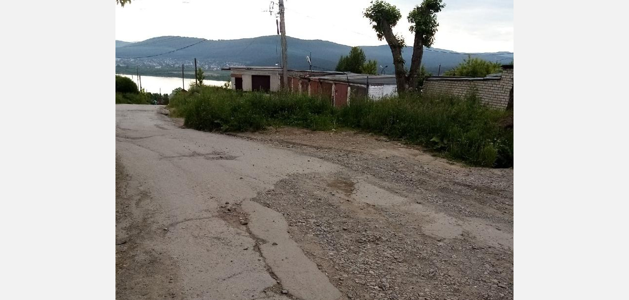 Ямы без канавы: жители златоустовского района показали, по какой дороге ездят домой