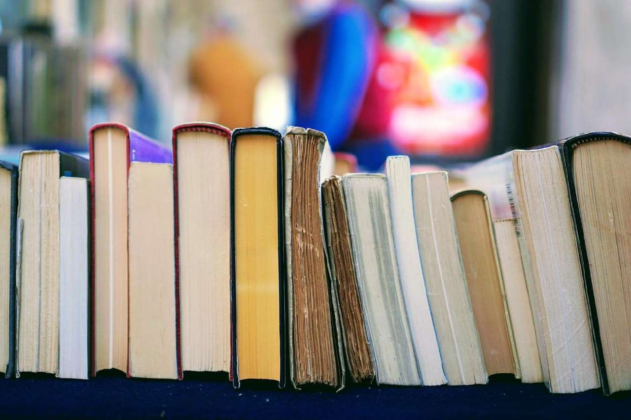 «Книгу выбросить - что ребёнка»: жительница Златоуста передала библиотеке сотню редких изданий