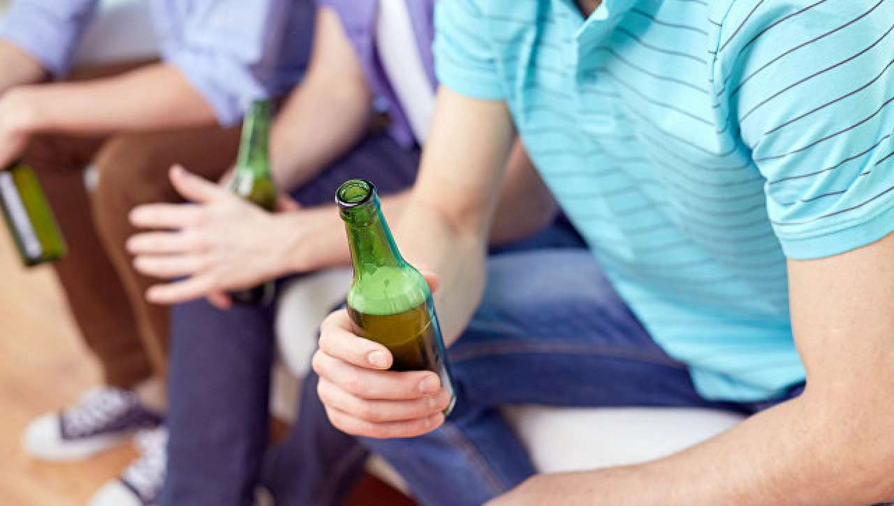 «Пили прямо в школе»: в Златоусте диагноз «алкоголизм» ставят 13-14-летним подросткам