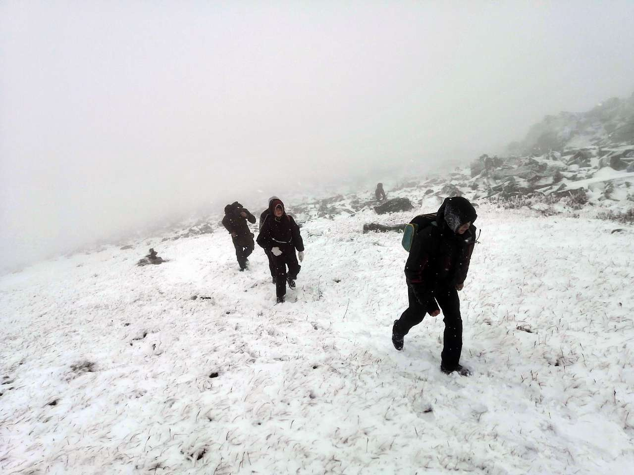 Спас костёр: спасатели Златоуста сутки искали подростков, заблудившихся в снегах плато Нургуш