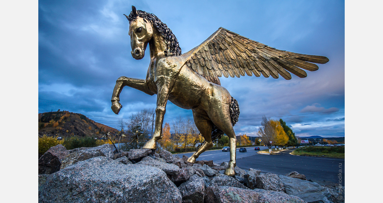 Скульптура крылатый конь в Златоусте