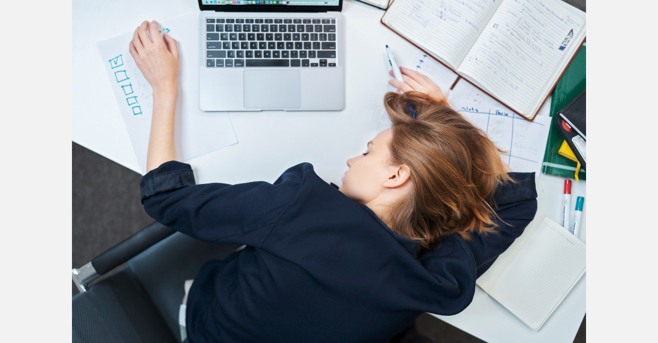 Только не мешай: жителям Златоуста разрешили спать на работе