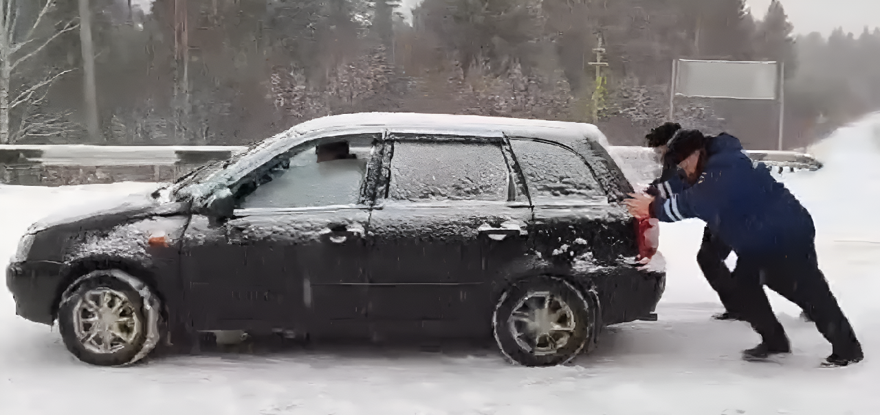 Придали ускорения: экипаж златоустовской ГАИ пришёл на помощь автомобилистке