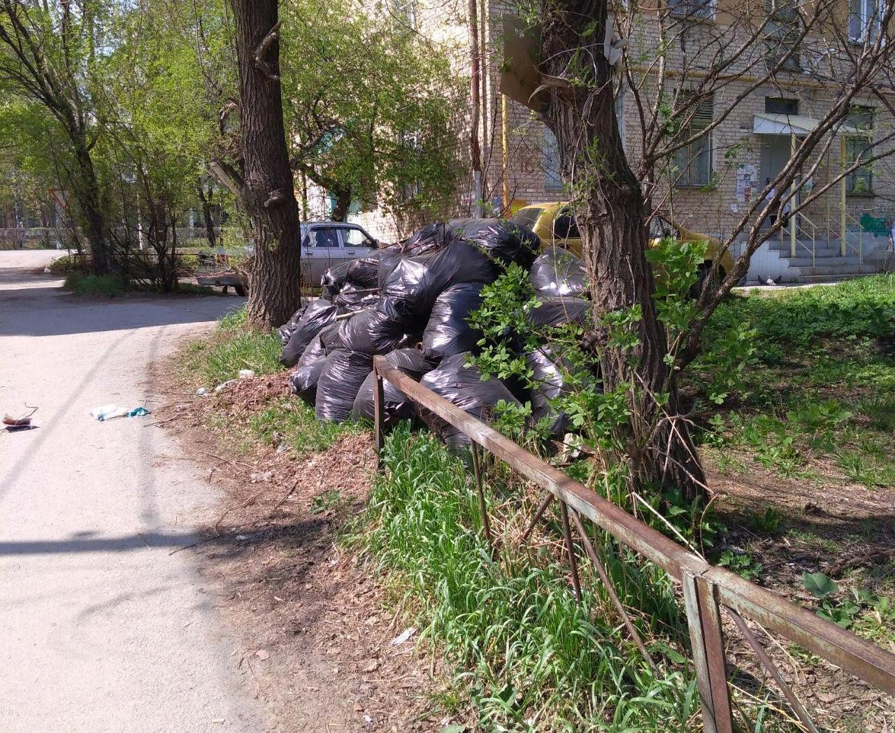 Оставят до зимы? Во дворах Златоуста лежит мусор, собранный на субботниках