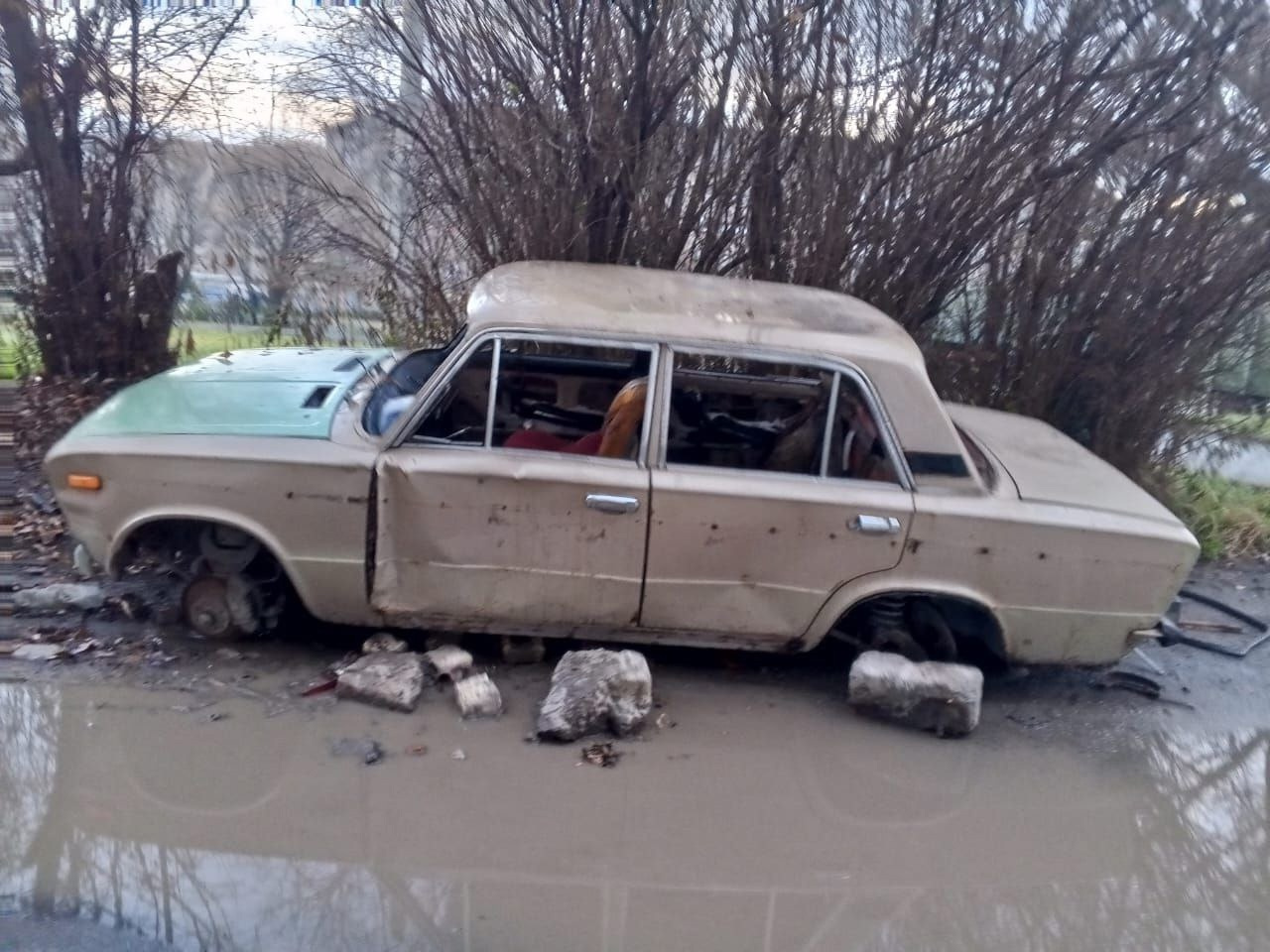 В Златоусте едва не украли ВАЗ без колёс