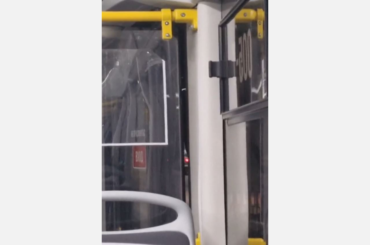 Щели в палец: по Златоусту ходит трамвай-ледник