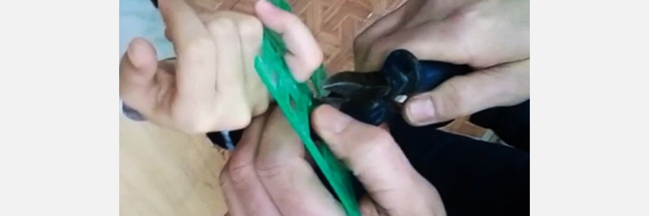 Палец школьницы из Златоуста застрял в линейке