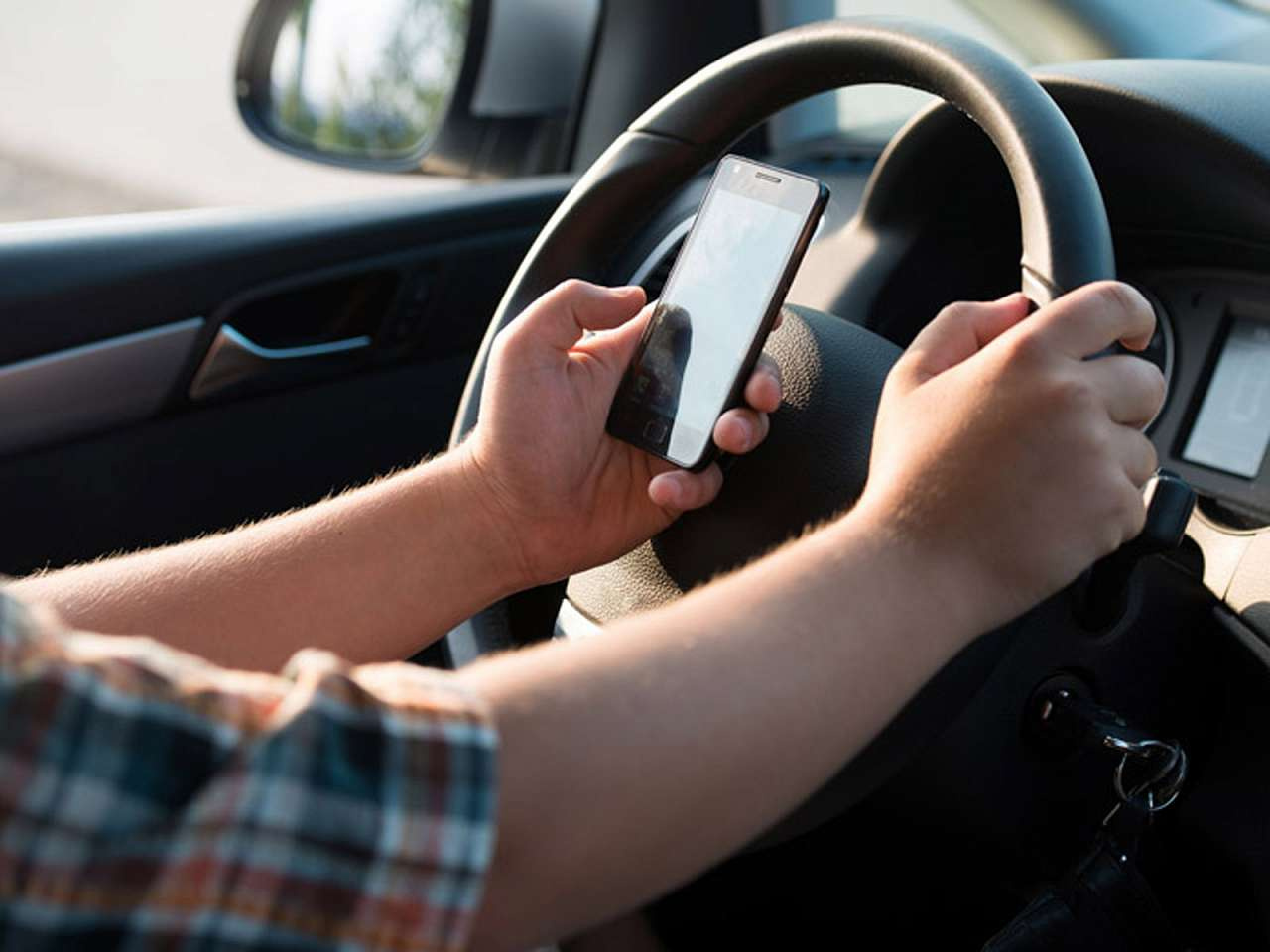 Златоустовских водителей призывают оторваться от смартфонов