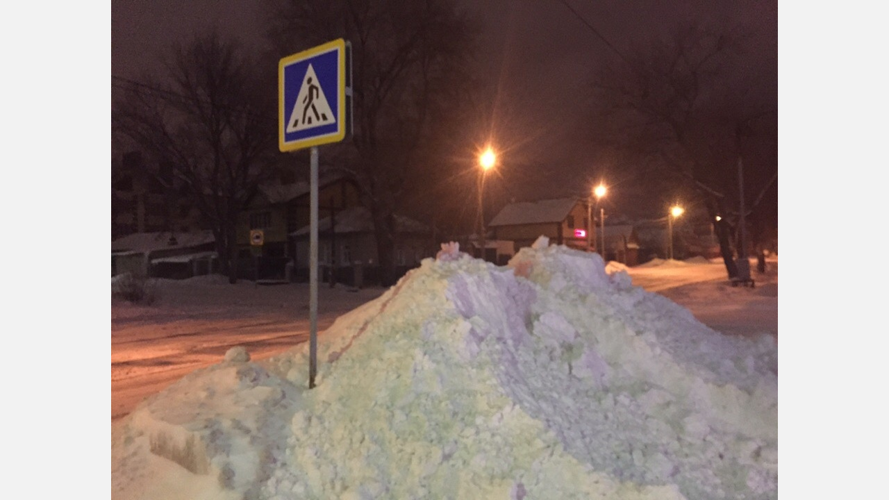 «Не вывозят, а сгребают»: пешеходам Златоуста несут угрозу снежные валы на обочинах