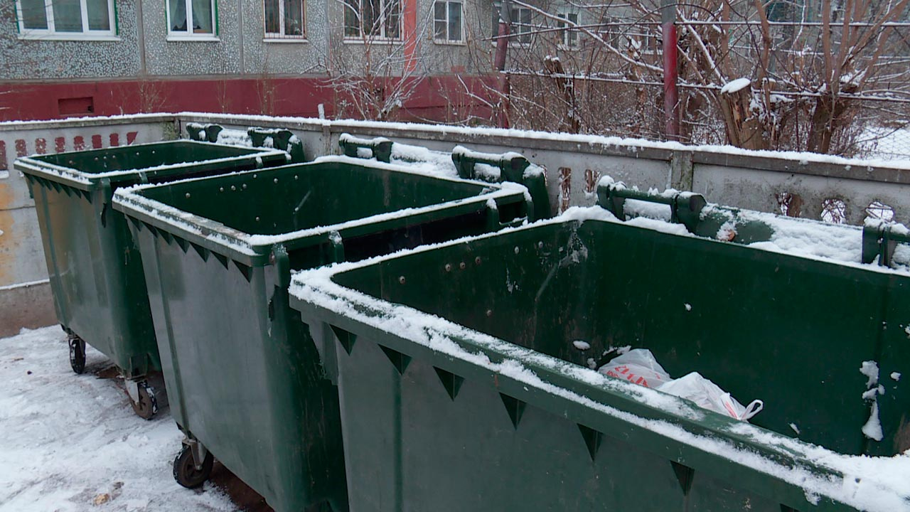 Снегопад осложнил вывоз мусора: в Златоусте проблемы тоже есть