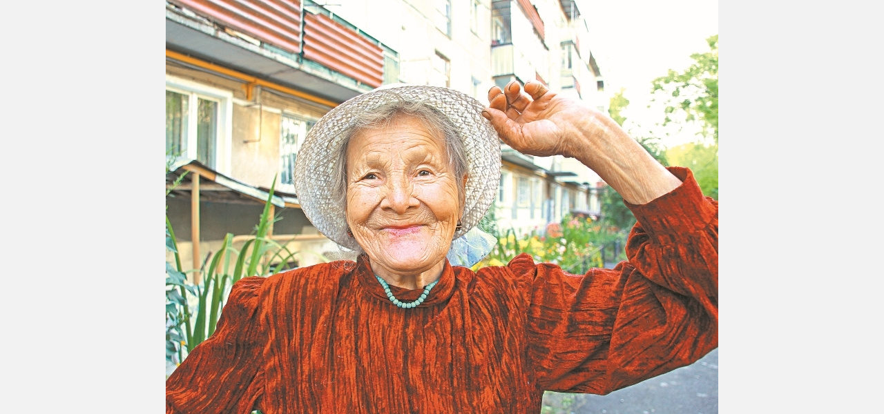 «А пенсия целая»: 82-летняя «фея чистоты» Златоуста стала любимицей журналистов