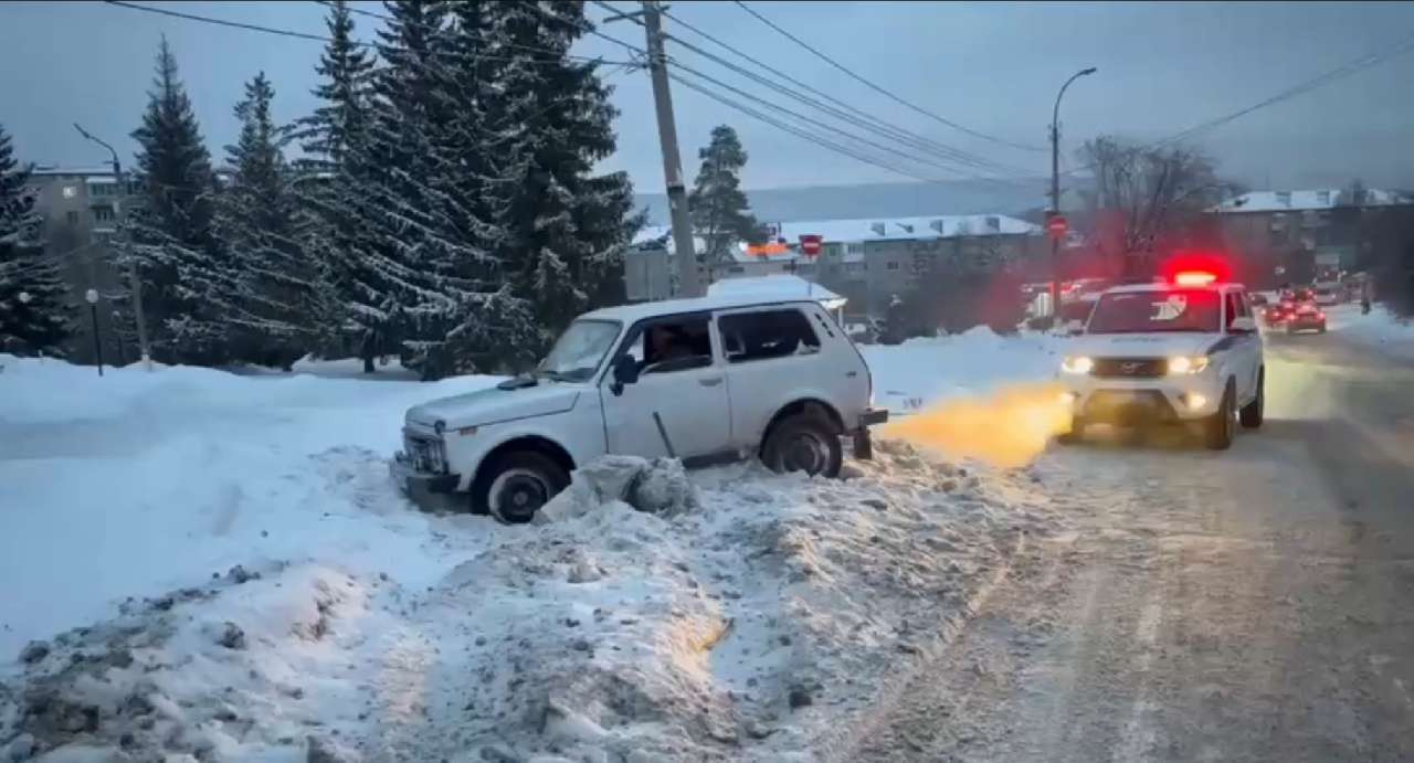 ГАИ спешит на помощь: в Златоусте водителей продолжают вызволять из сугробов
