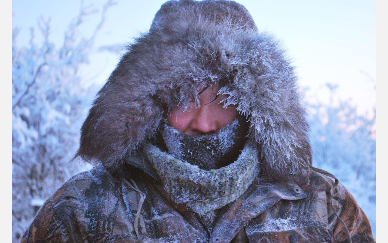 Холод. Оймякон метель. Охотничий костюм Оймякон. Зимняя одежда в Сибири. Тепло одетый человек.
