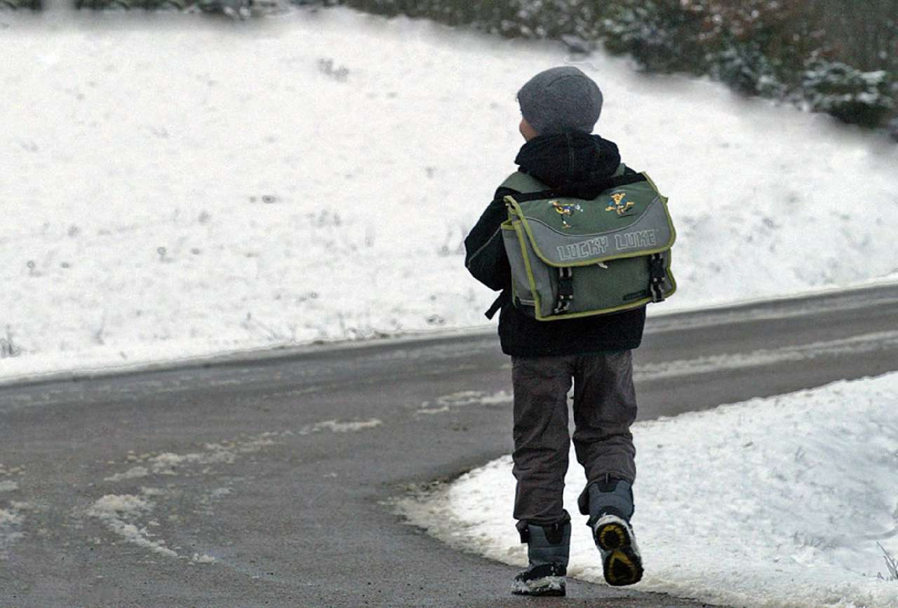 Впотьмах и без тротуара: златоустовские школьники рискуют жизнью по дороге на урок