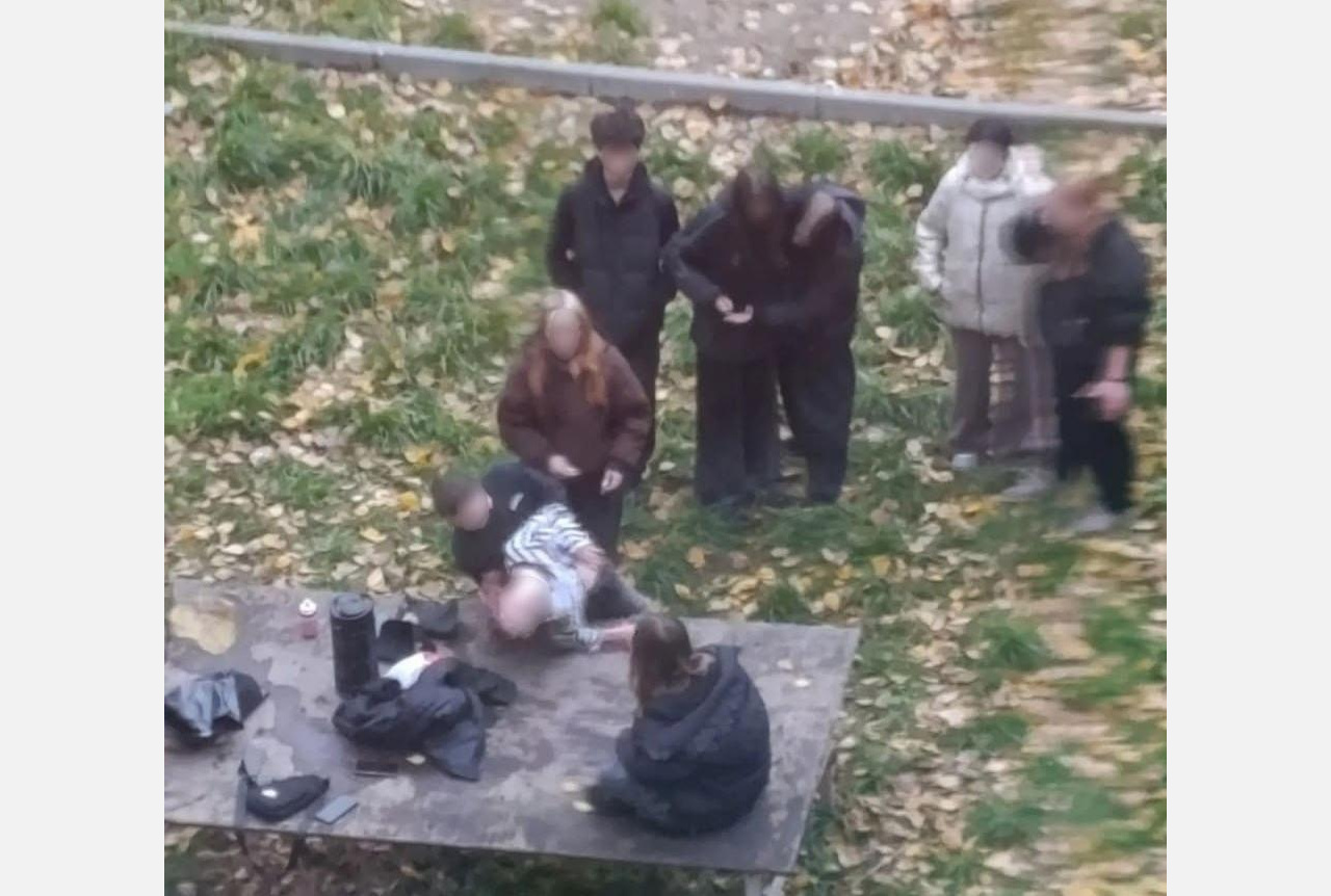«Одну уносили»: юные жители Златоуста устраивают попойки на виду у всех