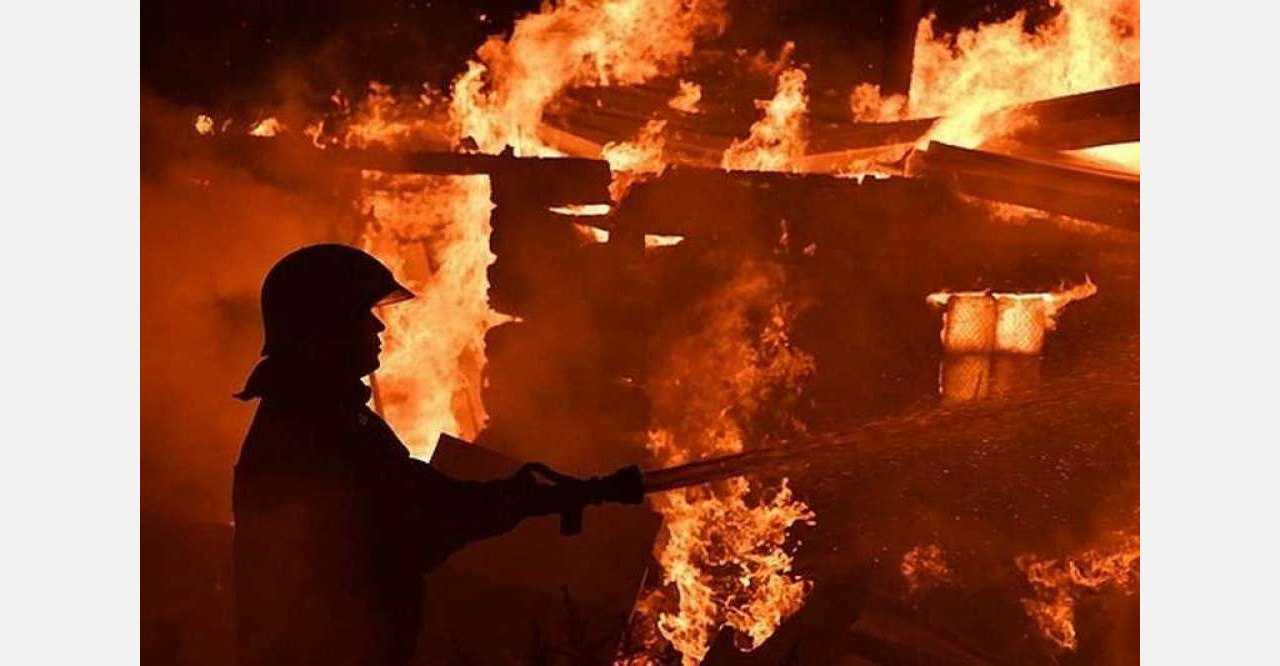Был взрыв: после резкого хлопка огонь уничтожил частный дом на Татарке