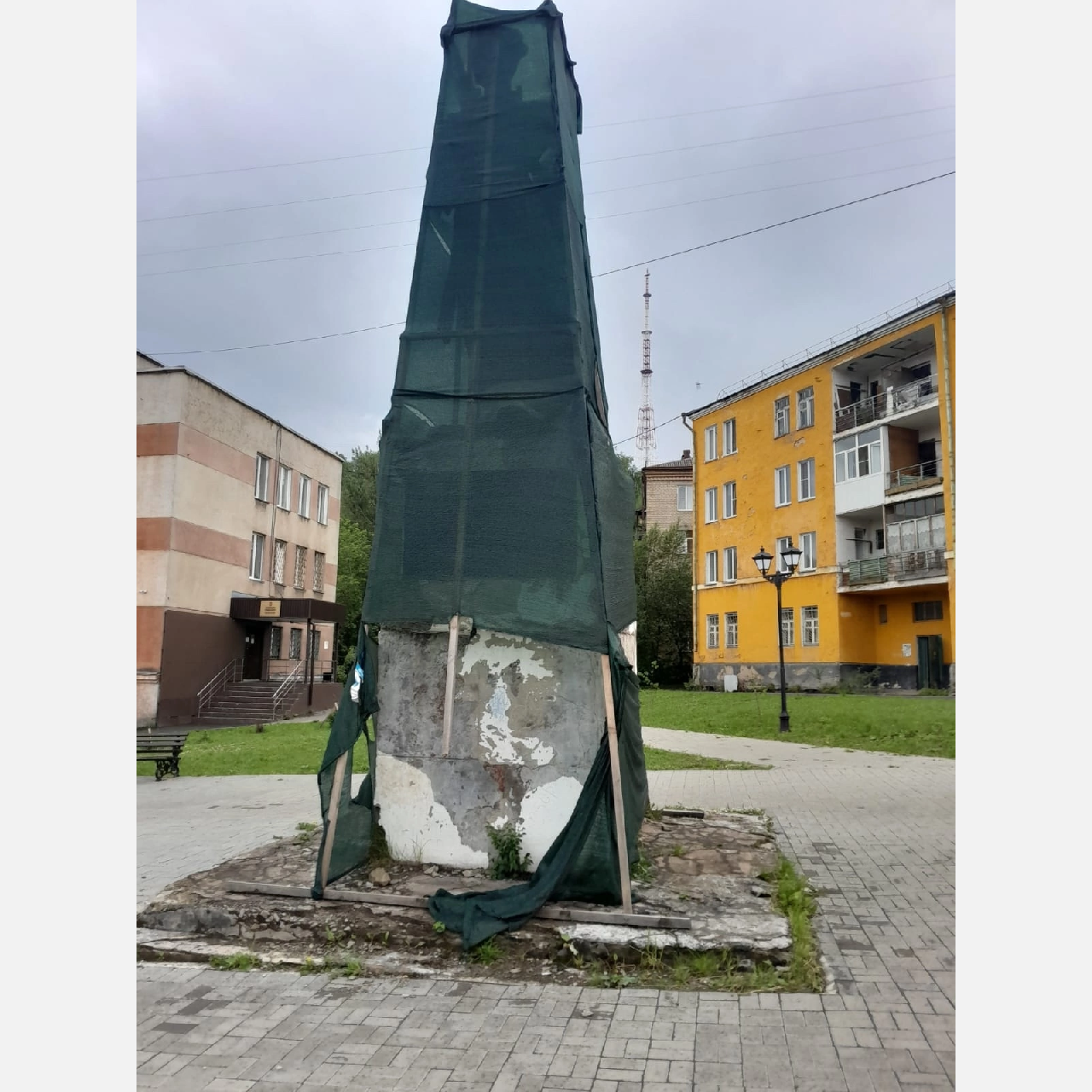 Забыли: ОНФ требует привести в порядок памятник в Златоусте