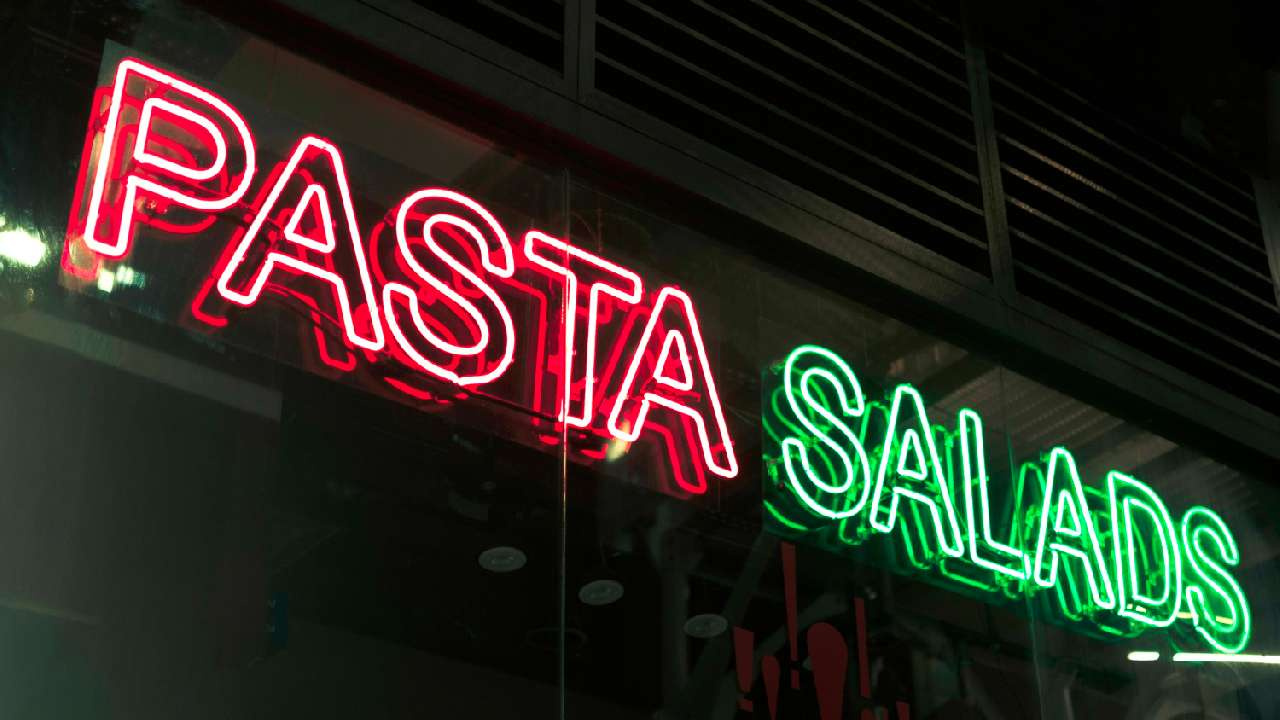 Брадобрейня: предпринимателей Златоуста начнут штрафовать за вывески с иностранными словами