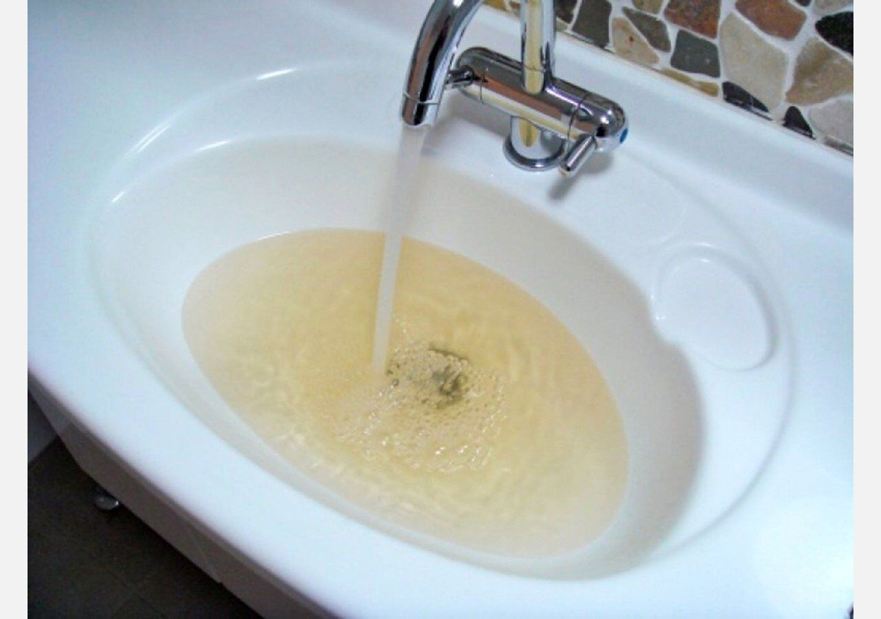 «Отнесем на анализ»: жители Златоуста ищут способ не платить за жёлтую воду