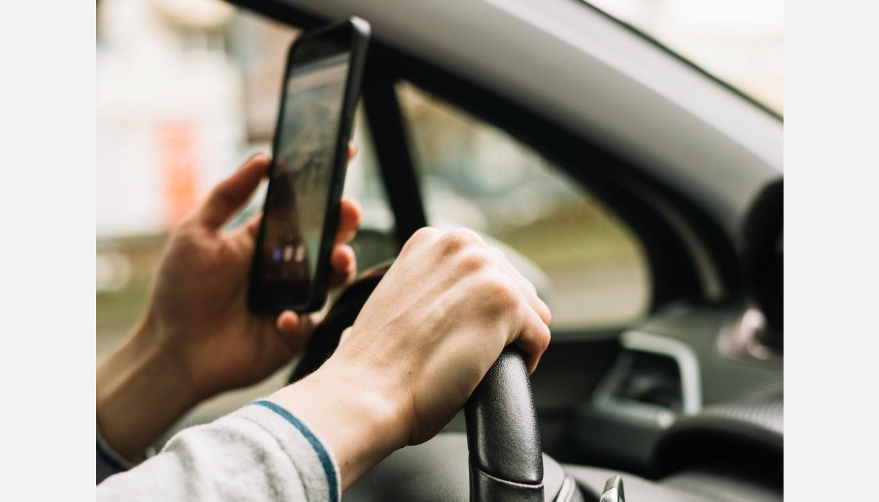 В Челябинской области водителей начали штрафовать за телефоны