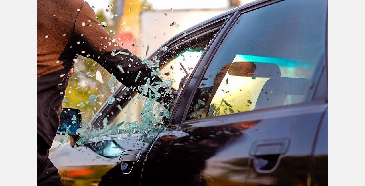 Булыжник – оружие вора: бомж обчистил чужое авто, разбив стекло