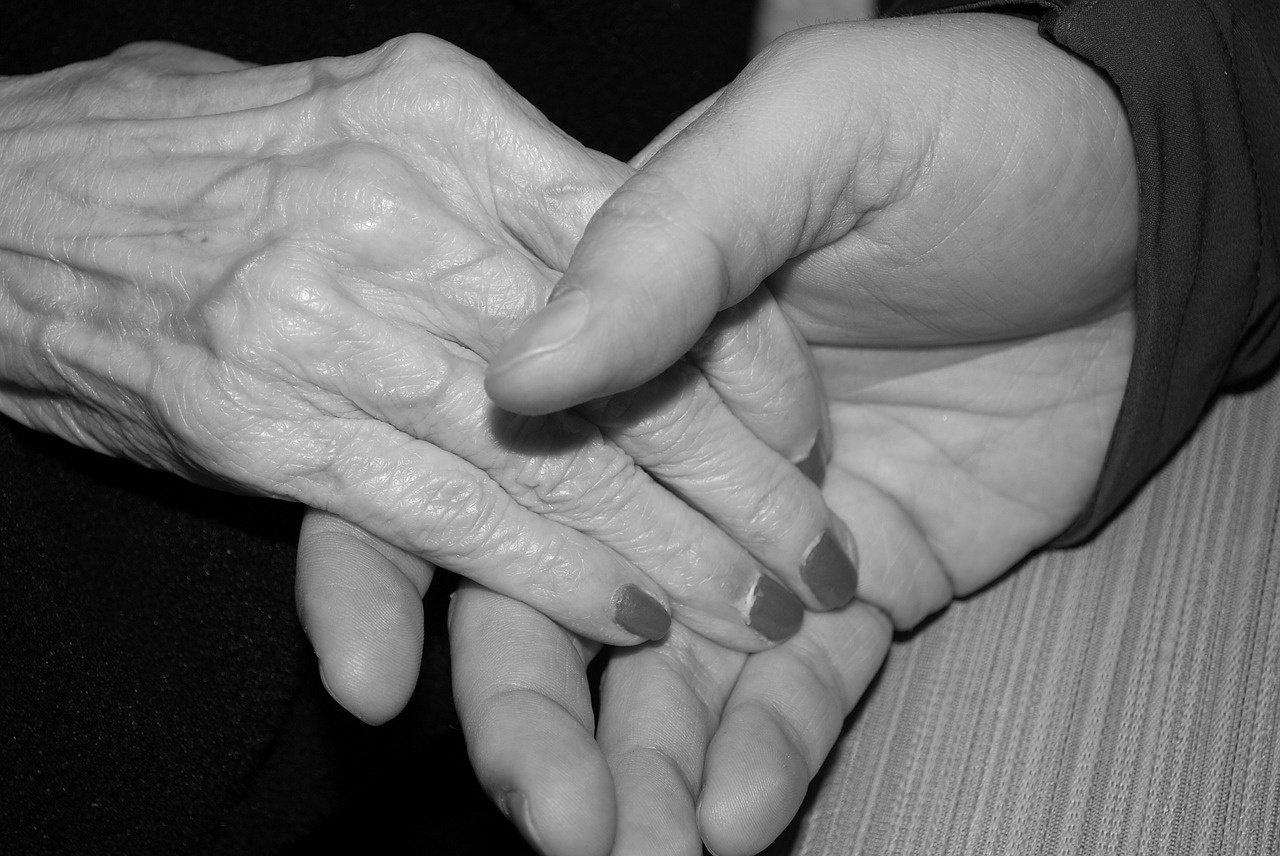 Рука помощи: златоустовцам предлагают стать приёмной семьёй для стариков