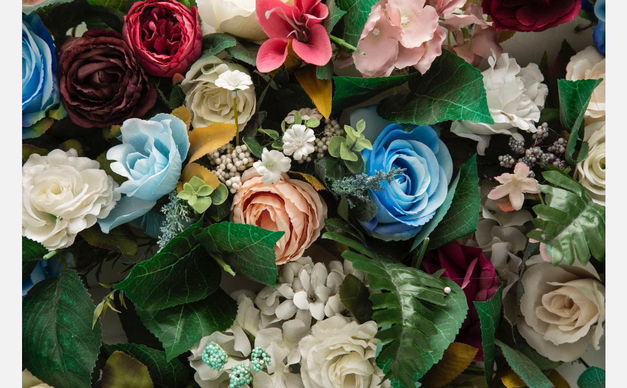 Что есть мусор: жители Златоуста предлагают запретить на кладбищах пластиковые цветы