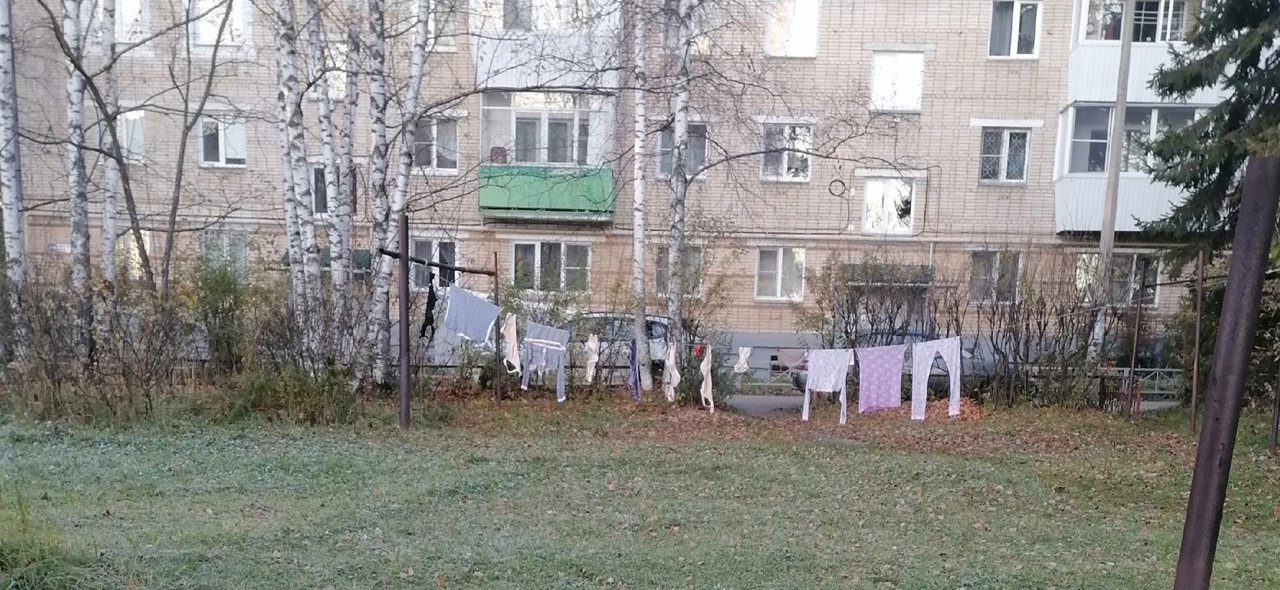 «Эка невидаль» или бескультурье: жители Златоуста – о гирляндах лифчиков во дворах