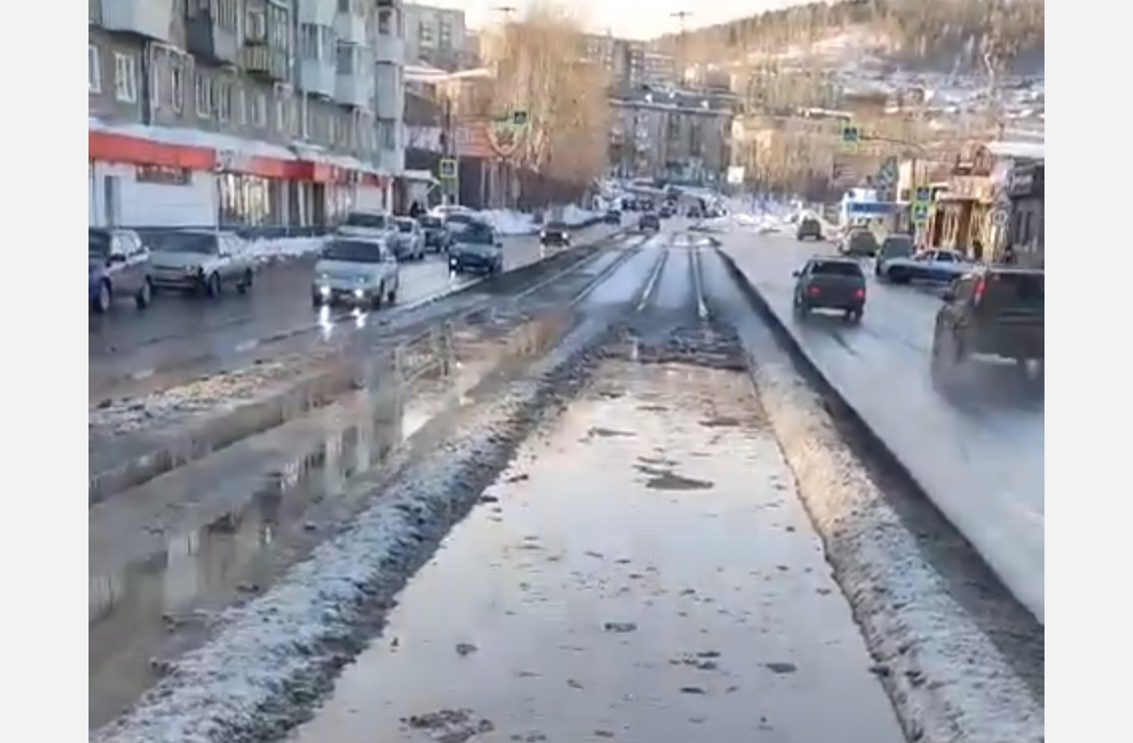 Не Венеция: в Златоусте талая вода заливает трамвайные пути