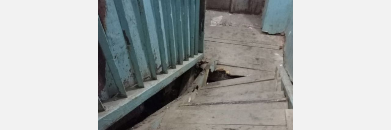 Выход через окно: в златоустовской многоэтажке провалилась лестница