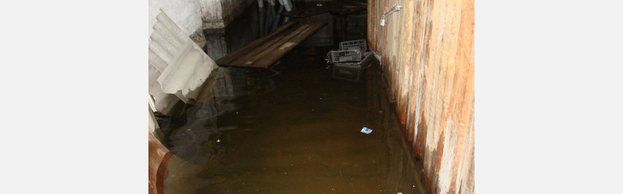 Вода дошла до потолка: в Златоусте жильцы многоэтажки опасаются обрушения дома