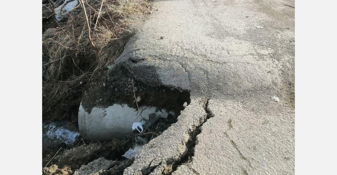 Боимся сгореть: на одной из златоустовских улиц провалилась дорога