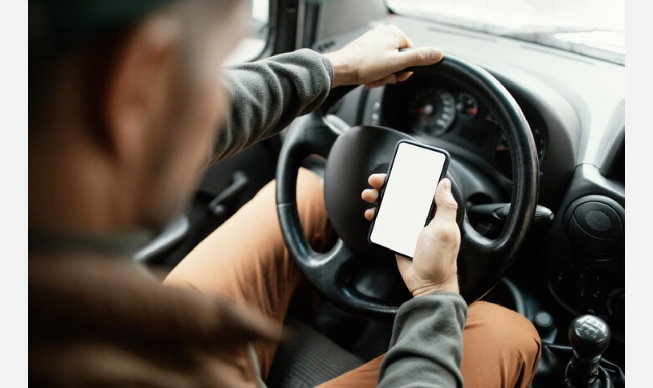 С 1 января водителей начнут штрафовать за телефоны