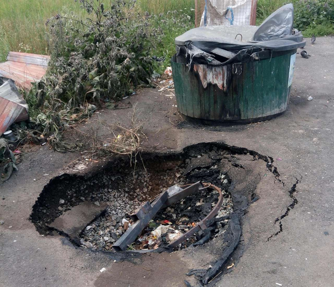 Синим пламенем: в Златоусте вандалы дотла сожгли ещё один накопитель для мусора