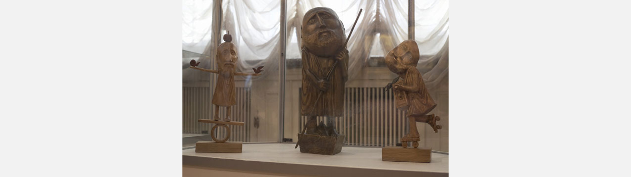 Философия и ирония: в Златоусте открылась выставка деревянных дел мастера
