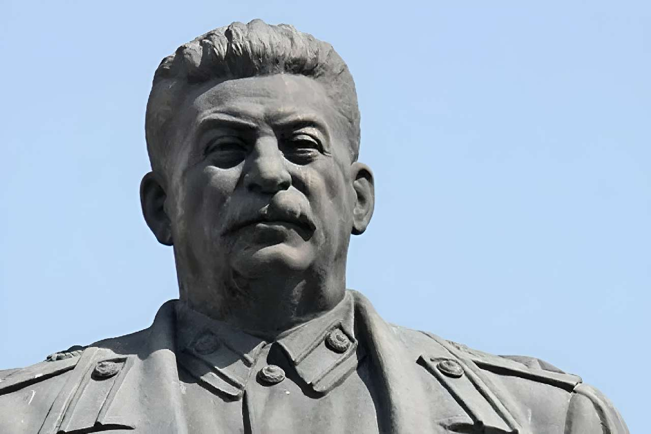 Палачи или герои: жители Златоуста – о восстановлении памятников Сталину и Железному Феликсу